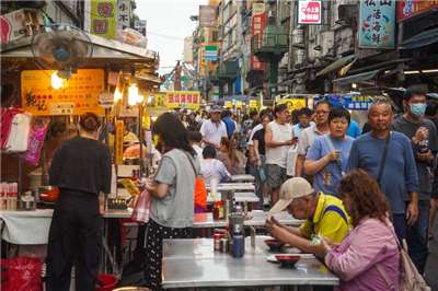 在AI需求持續帶動及內需支撐下，國內經濟維持強勁成長。圖為基隆夜市傍晚逛街人潮絡繹不絕。