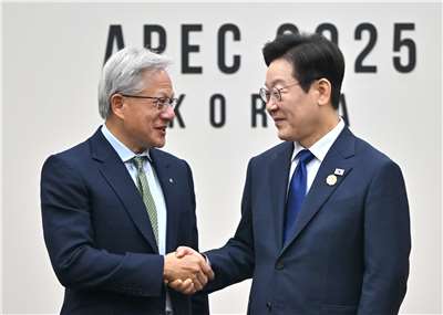 南韓總統李在明(右)訪美將會唔輝達執行長黃仁勳(左)。 　圖為兩人2025年10月31日在韓國慶州APEC峰會見面。資料照片。