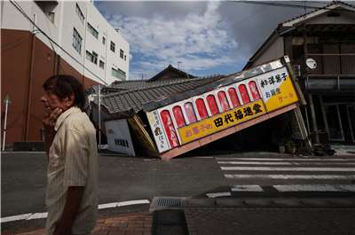 熊本縣八代市一家糖果店遭規模7.1強烈地震摧毀。