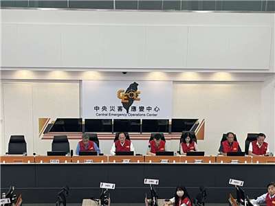 萬里溪堰塞湖中央災害應變中心17日召開應變會議，持續監測堰塞湖水位。(圖：中央災害應變中心提供)