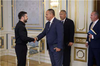圖為烏克蘭總統澤倫斯基(Volodymyr Zelenskyy)23日會晤美國軍工企業雷神公司(Raytheon)代表團。 (圖:X@ZelenskyyUa)