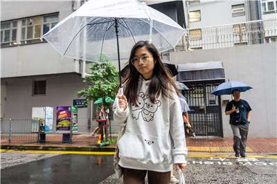 日前被港警帶走的香港獨立書店「留下書舍」的店員Mandy Lau，17日上午獲准交保離開警署。