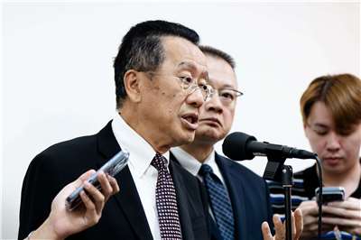 國防部長顧立雄1日在立法受訪時表示，對於國民黨版的「無人載具條例」如何能確保後續預算穩定無虞感到困惑。(楊仁翔 攝)