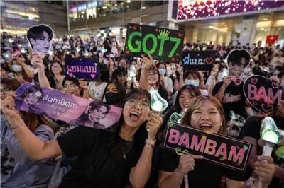 大批熱情粉絲們正手持韓國男子團體GOT7以及該團體唯一泰籍成員BamBam的應援板以及應援小物呼喊支持偶像。而這種年輕世代的粉圈次文化，也正開始影響當地政治風貌。示意圖(AI生成/央廣製作)