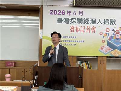 中經院院長連賢明表示，6月製造業PMI雖由61.4%微降至60.7%，但仍維持高檔擴張。(楊文君攝)
