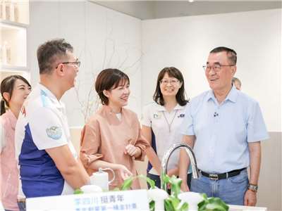 國民黨新北市長參選人李四川（右）30日前往青創店家參訪，並提出「青年創業第一桶金計畫」。（圖：李四川競辦提供）