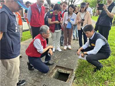 經濟部次長賴建信(前中)會同相關單位視察內湖、南港，請市府把握時間做好防汛整備。(圖 : 經濟部水利署)