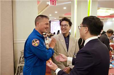 民進黨台北市長參選人沈伯洋(中)與NASA太空人林琪兒(左)深談，聚焦人才、低軌衛星與太空產業。(沈伯洋辦公室提供)