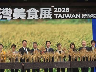 一年一度的台灣美食展31日起至8月3日在台北世貿一館登場。賴清德總統(中)親臨致詞並逛展，大推台灣美食。(江昭倫 攝)