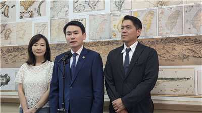 立法院長韓國瑜日前率跨黨派立委訪問美國，返台後卻傳出有綠委在華府「告洋狀」，指控在野黨惡意擋軍購。對此，同行出訪的民進黨立委郭昱晴（左一）、陳冠廷(中)、李柏毅（右）今天駁斥相關傳聞。（劉玉秋攝）
