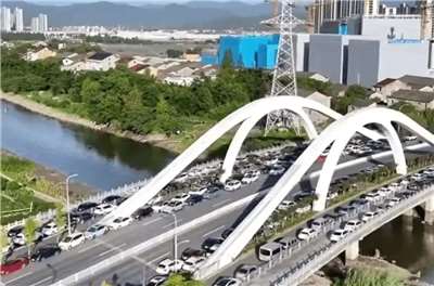 隨著颱風巴威即將在浙江溫嶺至福建霞浦一帶沿海登陸，當地車主紛紛將車子開上高架橋以避險。(圖翻攝微博@王启鵬PP)