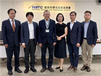 在國科會支持下，台大物理系教授邱雅萍團隊與台灣師範大學、新加坡國立大學合作，首創「臨場剖面掃描顯微半導體檢測技術」。(蔡芃敏 攝)