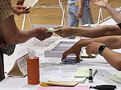 韓國上個月3日舉行地方選舉，傳出首爾有部分選區發生選票不足的狀況。圖為首爾某處投票所發放選票。