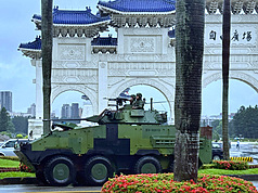 繼國軍立即備戰操演後，明天(13日)起至17日將實施首次「聯合防禦操演」，聚焦敵發航後，並驗證去中心化指管，並落實聯合作戰行動要項。圖為6月底國軍進行立即備戰操演，30公釐機砲的CM34雲豹甲車行經台北市中山南路，引人注目。