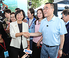 國民黨新北市議會黨團29日公布委託TVBS民意調查中心進行的新北市長民調，結果國民黨參選人李四川(前右)為支持度為43.7%，較民進黨參選人蘇巧慧(前左)36.8%領先有6.9%。圖為兩人握手寒暄。資料照。