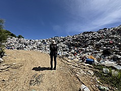 屏東小琉球發生資源回收物清運問題，截至6月底已流標達15次，島上累積1500噸資源回收物。屏東縣環保局1日派員前往查看現狀。
（屏東縣政府提供）
