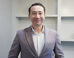 南加州移民律師陳啟耕（圖）表示，最高法院判決確立出生公民權，但川普政府仍可能透過其他方式，打擊「生育旅遊」、限制赴美生子。