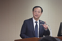MD
衛福部擬推居家化療　石崇良：患者願意才做
居家醫療成趨勢，衛生福利部中央健康保險署擬試辦
「居家化療」，卻有近8成癌友表示不願意。衛福部
長石崇良（圖）2日在立法院表示，初步選擇較安全
藥物，並在病人願意且放心的情況下，才會進行，不
是100%推行，大家不用過於恐慌。
中央社記者王飛華攝　115年7月2日