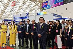 開幕後，劉世忠代表參訪台灣企業展區，瞭解台商參展情形，並與越南政府官員、工商團體及企業代表針對智慧製造、供應鏈合作、數位轉型及投資商機等議題進行交流、推進合作。（駐越南台北經濟文化辦事處提供）