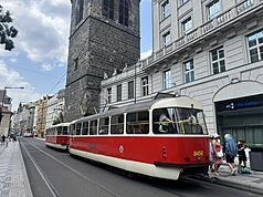 捷克面臨極端高溫，公車或電車雖標示已開啟冷氣，受法規限制，車廂溫度僅能比室外低1至6°C，加上車門頻繁開啟導致冷氣流失，陷入冷氣開了也不涼的窘境。圖為路面電車。