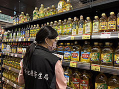 中聯大豆沙拉油原料流向泰山公司，彰化縣衛生局5日表示，已派員前往抽驗泰山油槽內相關產品3件。圖為彰化縣衛生局派員清查縣內販售油品情形。