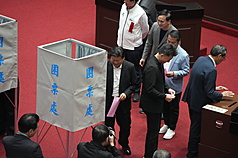 立法院會3日進行中選會人事同意權案記名投票表決，從下午1時開始投票，截止時間為下午2時。圖為立委們分別蓋好章，將選票投入票匭。