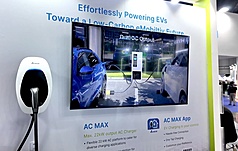 東協各國的電動車業者齊聚在曼谷舉行的「亞洲智慧移動科技展」，圖為台達電在展區展示電動車充電解決方案。