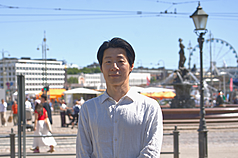 駐芬蘭代表林昶佐就任滿一週年，這位橫跨世界重金屬樂壇與國會殿堂的非典型外交官，將外交工作比擬為「寫歌」，講求前奏鋪陳與副歌爆發的「波段操作」，為台灣敲開外交新局。