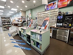 全家便利商店近期在部分店鋪試行大夜班無人營運模式，門市已設置自助結帳設備，以科技協助提升營運效率，因應零售業缺工挑戰。