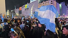 阿根廷晉級2026年世界盃16強後，大批球迷聚集布宜諾斯艾利斯方尖碑周邊，揮舞藍白國旗，高聲歡呼慶祝晉級。