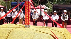 台水公司4日在嘉義縣阿里山鄉樂野村舉行「阿里山樂野系統2萬噸原水蓄水池工程祈福動土典禮」，行
政院長卓榮泰(右4）、民進黨立委蔡易餘(右2）、陳冠廷(右）、嘉義縣長翁章梁(右3）等人出席執鏟。