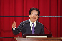 總統賴清德5日在台北圓山大飯店出席牙醫師公會全國聯合會會員代表大會，致詞時表示，政府推動「健康台灣深耕計畫」，其中一項是推動「智慧醫療」工作，未來盼整個牙醫醫療服務系統能智慧化，
同時跟醫界推動「共照計畫」，讓民眾健康獲得進一步保障。