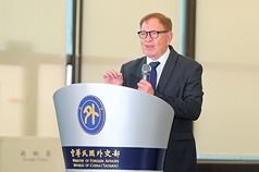瓜地馬拉國會議長康崔拉斯(Luis Alberto Contreras Colindres)6日率團抵台訪問，並在桃園機場發表談話。
