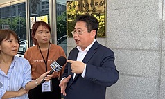 印太戰略智庫執行長矢板明夫（右）6日在台中市遭不明人士揮拳攻擊，經向警方報案後，接受媒體聯訪時譴責暴力。（春雨文教基金會提供）