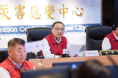 颱風巴威逐漸接近，新北市長侯友宜日前召開災害應變中心整備會議，要求市府團隊做好萬全準備，並提醒民眾於家中備妥防災物資。資料照。（新北市府提供）