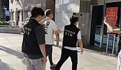 印太戰略智庫執行長矢板明夫6日在台中遭揮拳攻擊臉部，警方約下午4時於台中國際機場攔截逮捕正擬搭機離境的涉案廖姓男子（白衣者），並帶回台中市警察局第六分局偵辦。（民眾提供）