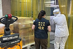 針對中聯油品致癌物苯駢芘超標，台北市政府6日發布，新增福壽實業下游5家業者使用問題油，其中3家已回收退回，另2家製造在外縣市，已移請查核。（衛生局提供）