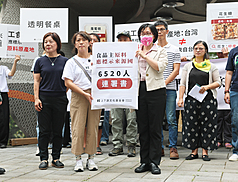 民間團體近日在網路上發起「透明餐桌」連署活動，倡議「加工食品應標示主要原料原產地」；上下游文化基金會等民間團體7日前往衛福部，送交「透明餐桌」連署書，由衛福部食藥署食品組簡任視察林蘭砡（前右）代表收下。
