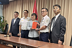 中國籍廖姓男子攻擊印太戰略智庫執行長矢板明夫遭逮捕，內政部長劉世芳（中）7日下午赴台中機場致贈慰問金，肯定相關單位在廖男出境前就將人逮捕到案。