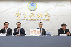 食藥署7日再度針對中聯問題油品事件召開記者會說明最新進度，食藥署長姜至剛（右2）、食品組組長許朝凱（左）、北區管理中心主任劉芳銘（右）出席，衛福部長石崇良（左2）也親自現身參與。