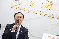 食藥署7日晚間公布232項問題油產品清單，8日下午更新品項，增至401項。圖為衛福部長石崇良宣布更新下架標準。