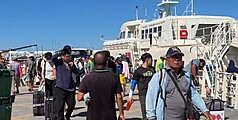 颱風巴威逐漸接近，離島客輪業將於8日中午過後停航，7日已陸續有遊客提早返回本島。