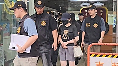 基隆地檢署偵辦名人幼兒園虐童案，7日指揮市警局第三分局約談負責人林姓男子、劉姓園長及4名教保員，詢後依法移送基隆地檢署複訊。