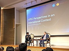 亞太經濟合作會議（APEC）秘書處執行長佩德羅薩（Eduardo Pedrosa，右）7日出席泰國外交部舉辦的「APEC國際情勢觀點」論壇，分享APEC在地緣政治、供應鏈及區域經濟合作面臨的挑戰，並肯定台灣積極參與醫療合作，近期更成立基金，貢獻很大。