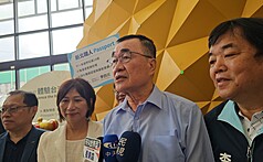 針對蘇巧慧日前質疑國民黨新北市長參選人李四川（右2）社群平台上的支持留言疑似大量「複製貼上」，甚至是網軍假帳號，李四川競辦13日反駁，指相關內容是綠營側翼帶風向、自導自演。