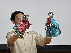 文化部駐日台灣文化中心攜手日本早稻田大學及坪內博士紀念演劇博物館，共同舉辦「台灣布袋戲文化月」，亦宛然掌中劇團團員張家銘於開幕式演示戲偶。
（台灣文化中心提供）