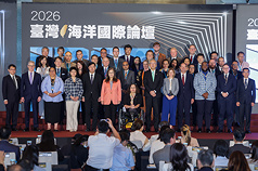 海洋委員會8日在台北君悅酒店舉辦「2026台灣海洋國際論壇」，海委會主委管碧玲（前排左6）、副主
委張忠龍（前排右）、宋承恩（前排左）邀請國安會副秘書長李問（前排左5）、諮詢委員林志潔（前排
左4）、外交部次長吳志中（前排右6）及多國政府、學界、智庫代表參與活動，聚焦討論印太海域安全與海洋韌性議題。