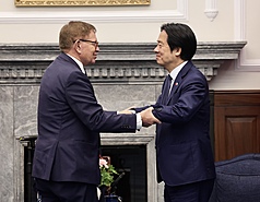 總統賴清德（右）8日在總統府接見瓜地馬拉共和國國會議長康特雷斯（Luis Alberto Contreras Colindres）（左），歡迎他率團來訪，深化兩國邦誼。