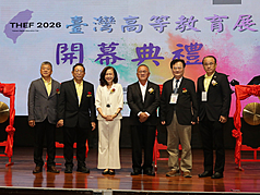2026年台灣高等教育展9日在馬來西亞巴生開幕，駐馬來西亞台北經濟文化辦事處代表連玉蘋（左3）、馬來西亞留台校友會聯合總會會長洪進興（左2）等人合影。