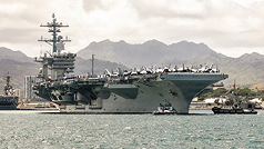 2026年環太平洋軍演進入海上演練階段，美國軍聞網站DVIDS發出照片，顯示美軍羅斯福號航空母艦（USS Theodore Roosevelt, CVN 71）7日駛出珍珠港，準備在夏威夷周邊海域進行海上演練。
（DVIDS提供）